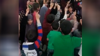 Bakıda ŞOK -  Kimsəsiz uşaqları bir yerə toplayıb..  - VİDEO