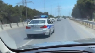 Yol polisləri körpə uşaqla yolda qalan xanım sürücüyə belə dəstək oldu  - VİDEO