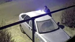 Maskalı şəxs park edilmiş “Lada Priora”nı yandırdı – Həbs olundu - VİDEO 