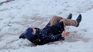 Qarlı havada xəsarət alanların sayı açıqlandı   - YENİLƏNİB