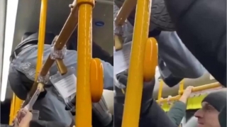 Rusiyada konduktor çörəyini sərnişinlərin başının üstündə gəzməklə çıxarır - FOTO - VİDEO 
