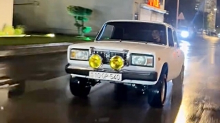 Maşının qabağını göyə qaldırıb duman işıqları quraşdıran sürücü - 10-GP-540   - VİDEO