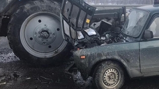 Yevlaxda minik avtomobili traktorla toqquşdu, xəsarət alanlar var 