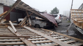 Külək beşmərtəbəli binanın damını uçurub, 5 maşına ziyan dəyib   - FOTO
