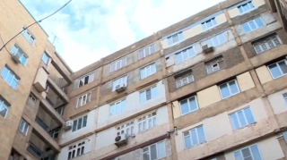 Bakıda daha bir nəfər pəncərədən yıxılıb öldü 