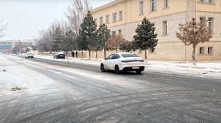 Avtomobillər buzlu yollarda qəza edir - Qardan sonra fəsadlar - VİDEO 