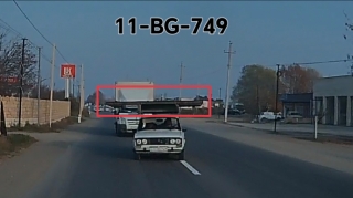 İki maşın boyda olan darvazanı daşıyan sürücü insanlara real təhlükə yaratdı - VİDEO