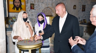 İlham Əliyev Qəbələnin Nic qəsəbəsində 1 saylı orta məktəbdə və Müqəddəs Yelisey adına Cotari kilsəsində olub
