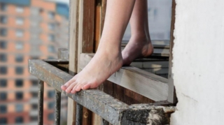 Gəncədə 13 yaşlı qız 9-cu mərtəbədən yıxılaraq xəsarət aldı 