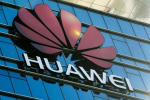 “Huawei” gəlirlərini 18% artırıb