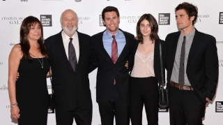 Tanınmış rejissor və xanımı qətlə yetirildi - Şübhəli oğludur 