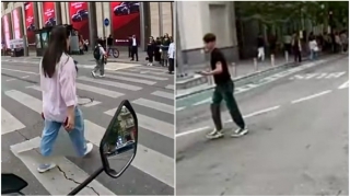 Təhlükə yaradan vecsiz piyadalar moped sürücüsünü görün necə qəzəbləndirdi   - VİDEO