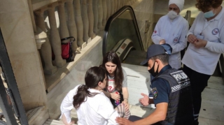 Küçədə halı pisləşən qadına polislər belə kömək etdi  - FOTO