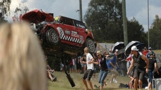 Yarış maşını tamaşaçıları vurub, doqquz nəfər yaralanıb - VİDEO 