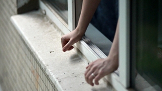 Hündürlükdən yıxılan qız ölüb 