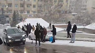 Bakıda "Prius" lyuka DÜŞDÜ: Vətəndaşlar köməyə gəldi - FOTO