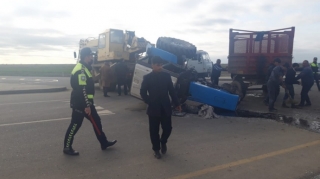Biləsuvarda traktorla yük avtomobili toqquşub, xəsarət alan var   - FOTO - VİDEO