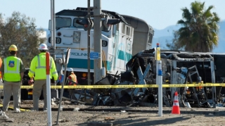 İçərisində 500 sərnişin olan qatarla avtomobil toqquşub, ölənlər var 