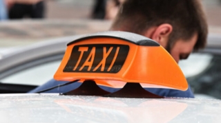 Bakıda taksi sürücüsü müştərinin başına oyun açdı - VİDEO