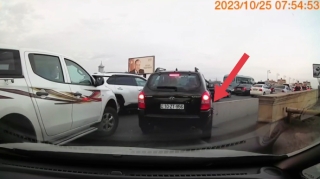 Tıxacda özünü itirən sürücü maşını betona çırpdı - VİDEO