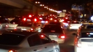 Bakıda kilometrlərcə uzanan  tıxac yarandı  - VİDEO