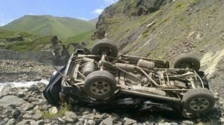 Qubada "UAZ" dərəyə aşıb; ölən var 