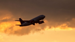 Sərnişin təyyarənin pəncərsini sındıraraq ekipaj üzvlərinə hücum etdi 