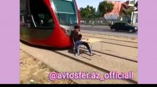 Tramvay yolunda video çəkən gənclər həbs edildi  - VİDEO