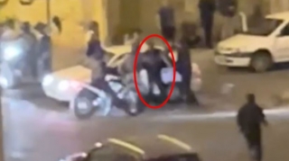 Təbrizdə polis sürücünü maşından düşürüb qəddarlıqla döydü - VİDEO 