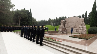 Polis əməkdaşları və Daxili Qoşunların hərbçiləri Fəxri Xiyabanda - FOTOLAR - VİDEO