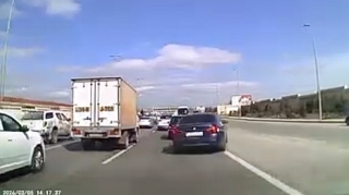 Maşının önündən qəfil keçən “BMW” sürücüsü qəza riski yaratdı   - VİDEO