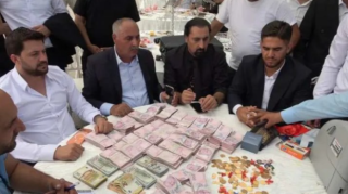 Toyda pul sayan maşın quruldu: Milyonlarla pul, kilolarla qızıl 
