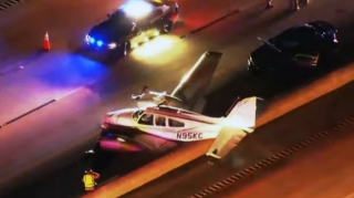 Magistral yola təcili eniş edən təyyarə avtomobillə toqquşub - FOTO 