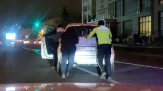 DYP əməkdaşı yolda qalan sürücüyə yardım etdi   - VİDEO