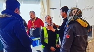 Yardım aparan Haluk Levent qəzaya düşdü  - FOTO