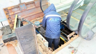 Bakıda yerüstü piyada keçidinin sıradan çıxmış eskalatorları təmir edilir  - FOTO