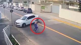 Motosiklet maşınla toqquşdu: bayker havada uçdu - ANBAAN VİDEO 