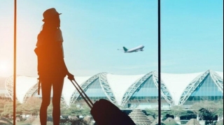 Lüt qadın aeroportu bir-birinə vurdu - VİDEO 