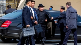 Putin Kim Çen Ina maşınını nümayiş etdirdi 