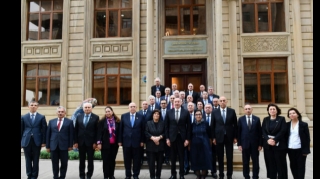 Ильхам Алиев ознакомился с условиями, созданными в административном здании Общины Западного Азербайджана