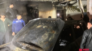 Bakıda ev həyətdəki üç avtomobillə birlikdə KÜLƏ DÖNDÜ - FOTO 