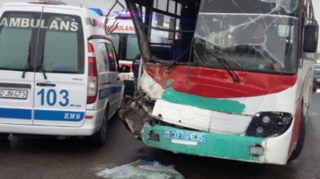 Bakıda ağır qəza: Avtobus betonqarışdıran maşınla toqquşdu, yaralılar var  - VİDEO - YENİLƏNİB