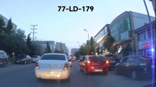 Birinci cərgə boş ola-ola ikinci cərgədə dayanıb maneə yaratdı - VİDEO