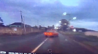 Qəfil yola çıxan “VAZ” təhlükə yaratdı - Sürücü möhtəşəm manevrlə xilas oldu   - REAL VİDEO