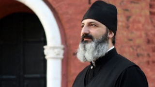 Erməni keşişdən ittiham: “Paşinyan psixi xəstədir, gəzən fəlakətdir” 