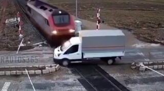 Yük qatarının qarşısına çıxan “Qazelin” sonu....  - ANBAAN VİDEO