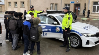 Yol polisi Sabunçuda uşaqlarla maraqlı görüş keçirdi - Patrul maşını ətrafında müzakirə - FOTOLAR 