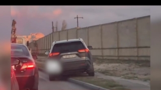В Баку двое водителей объехали пробку, рискуя жизнями пешеходов   - ВИДЕО