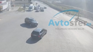 В Баку "Toyota" врезался в Mercedes — ВИДЕО 