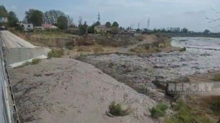 Göyçayda avtomobil körpüsündə təhlükəli vəziyyət: Hərəkət məhdudlaşdırıldı   - FOTO